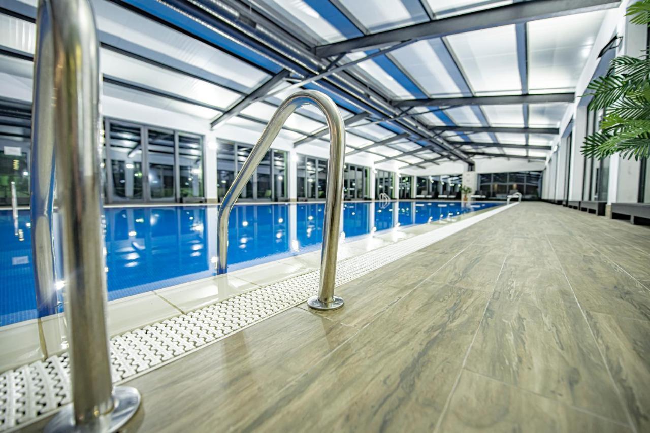 Crystal Hotel & Spa Бакуріані Екстер'єр фото The swimming pool at the University of Bath