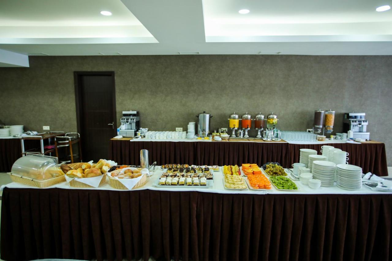 Crystal Hotel & Spa Бакуріані Екстер'єр фото A buffet at a hotel