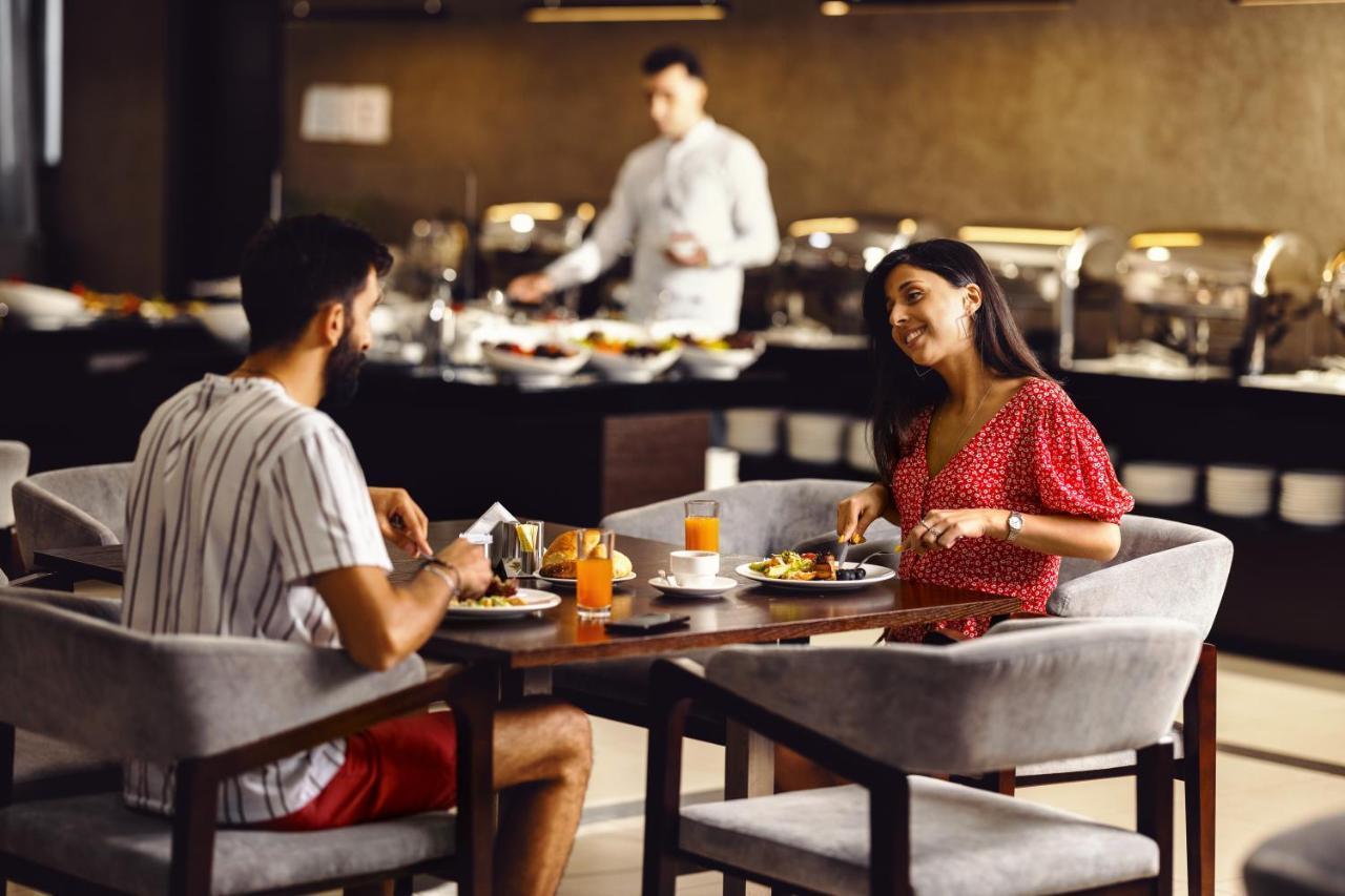 Crystal Hotel & Spa Бакуріані Екстер'єр фото A couple dining at the lounge