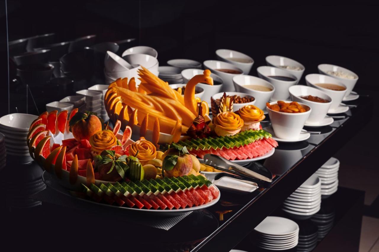 Crystal Hotel & Spa Бакуріані Екстер'єр фото A fruit carving display